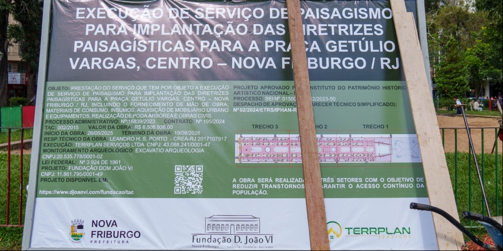 Placa da obra traz informações sobre início e fim previstos para as intervenções 