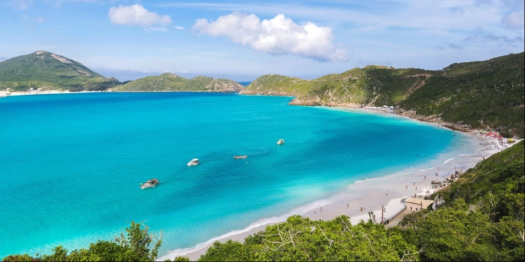 Pontal do Atalaia se destaca por oferecer areia branca e fina, além de águas claras e calmas 